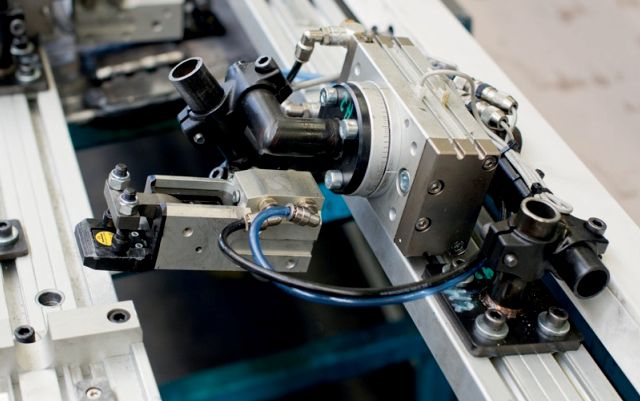 Autoamtização para processos de estampagem em metal com a gama de pinças, ventosas e grippers pneumá...